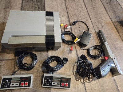 Nintendo Entertainment System NES 001 Console Bundle w/ Zapper