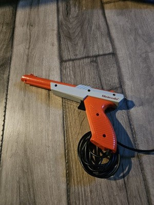 Original 1985 Nintendo NES Zapper Duck Hunt Gun NES-005 Orange Very Nice