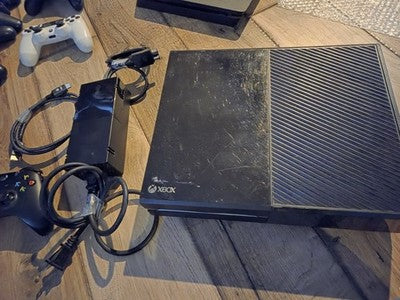Microsoft Xbox One 500 GB Console Bundle 1540 With Controller